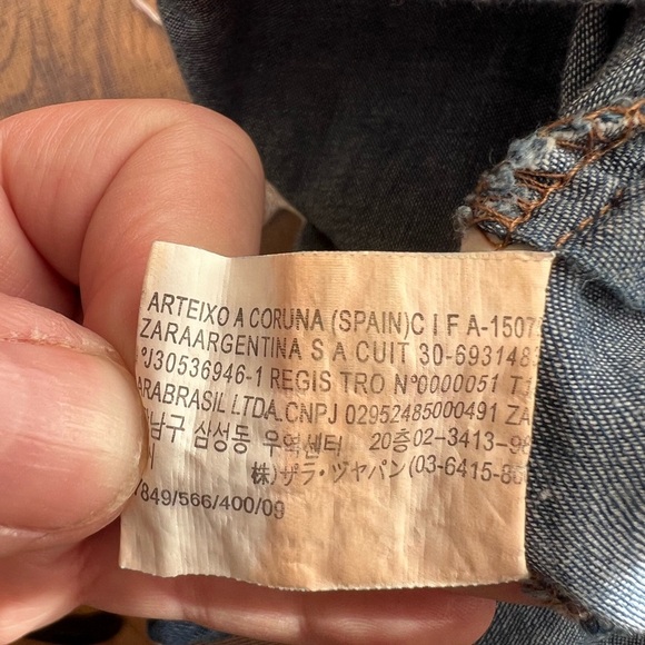 Zara sz M, light denim colored button-down, cropped blouse. - Picture 4 of 14